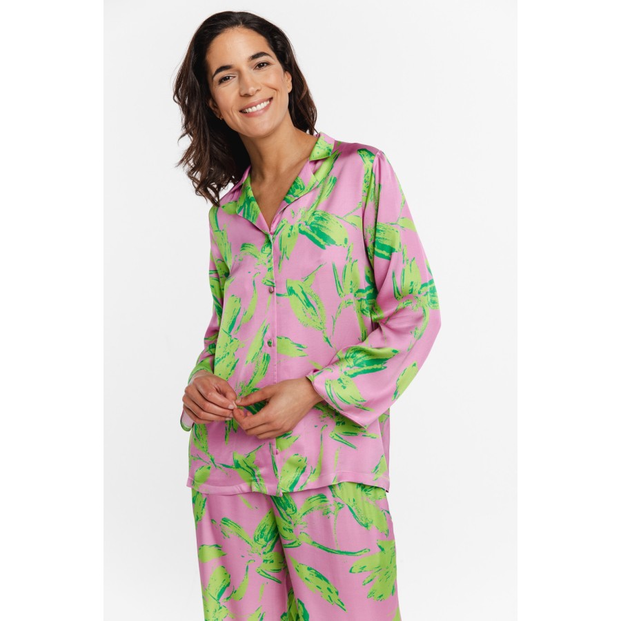 Pijama de viscosa estampado sobre fondo neutro